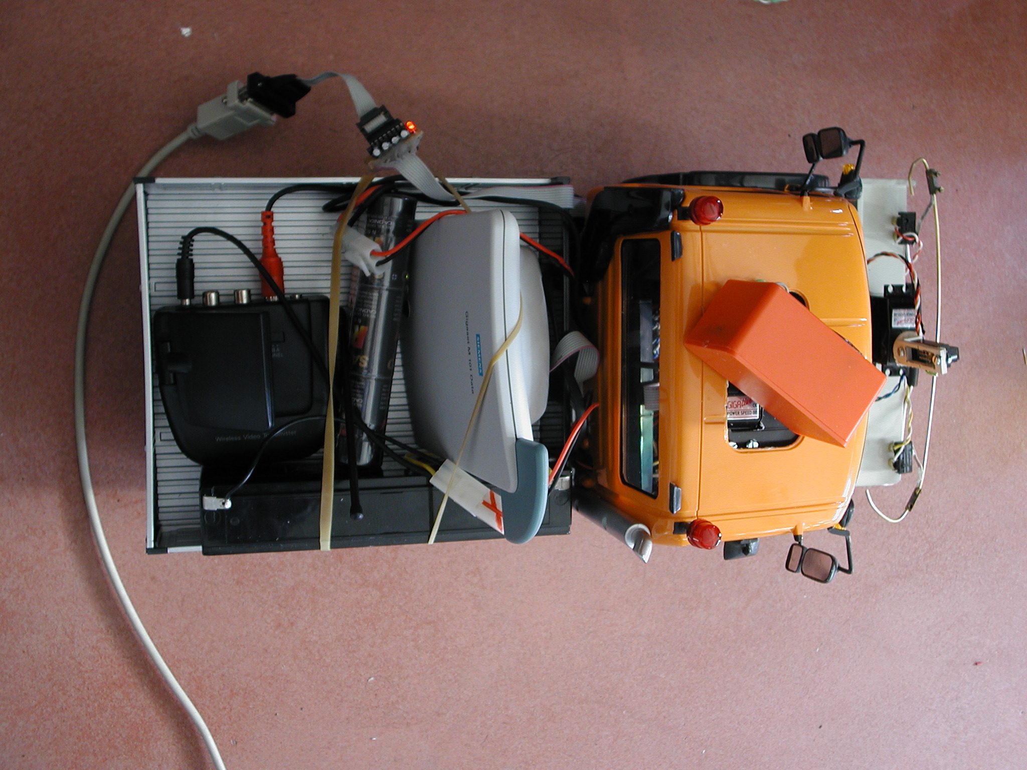 Aufsicht, Batterie und Funkmodule auf der Ladefläche