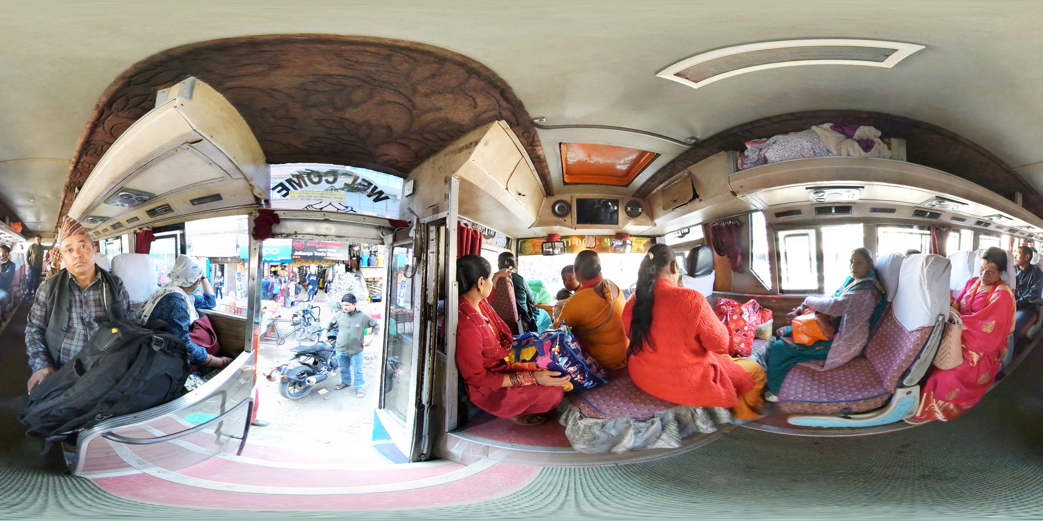in einem Bus auf dem Araniko Highway